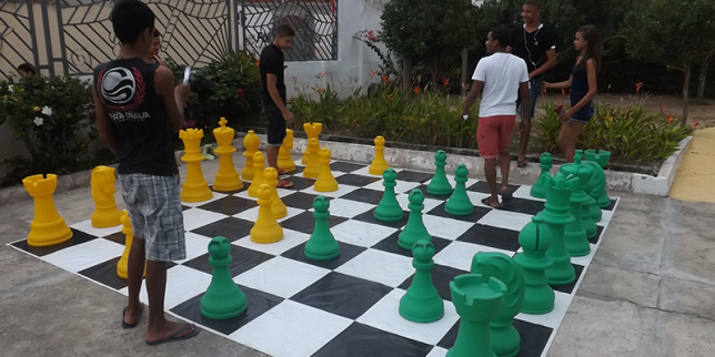 Oficina de xadrez e sessão de cinema são oferecidas no bairro Boa